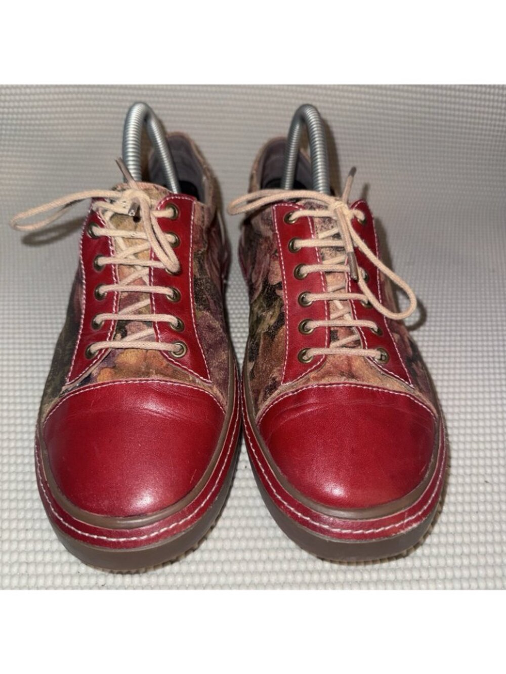 L'Artiste Spring Step Bibbie Red Leather Floral Casual Shoes Women Size 8.5 (39) - Picture 2 of 7